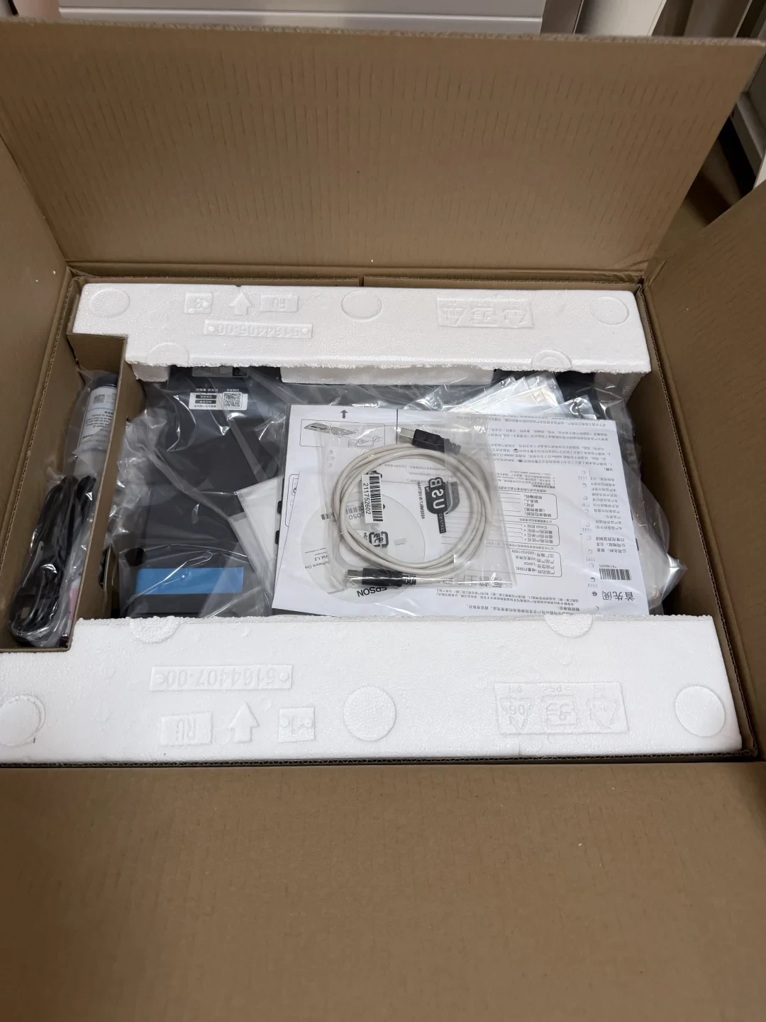 爱普生L8058从1732涨到2200,“照片自由”帖还在刷屏——翻完两年正负评测、一年闲置测试和三个评论区,569与59的墨水岔路口、堵头褪色的止损点都算清,四类人能上车,四类人直接绕道