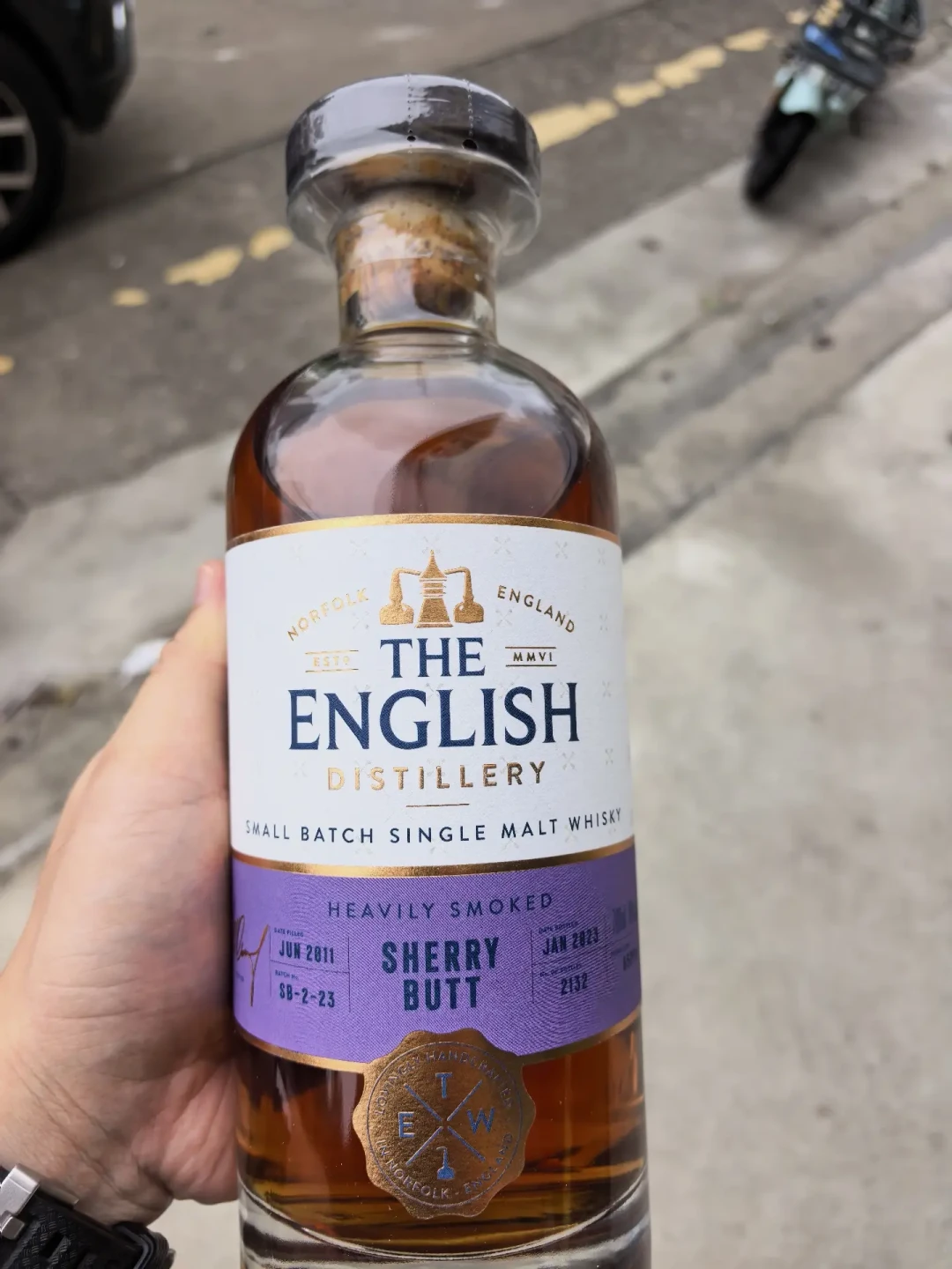 “单一麦芽”在英国自己家先解释不通了:这周开打的威士忌战争,替你翻译成三笔账