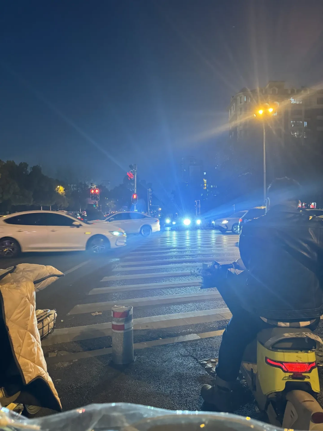 多地整治电驴“大灯刺客”：70元改个60W强光灯，最高却罚1000元、还可能把车改自燃——已改灯的、想改灯的、被远光晃到的，先看清国标红线再行动