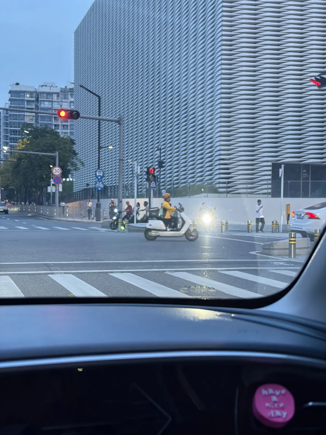多地整治电驴“大灯刺客”：70元改个60W强光灯，最高却罚1000元、还可能把车改自燃——已改灯的、想改灯的、被远光晃到的，先看清国标红线再行动