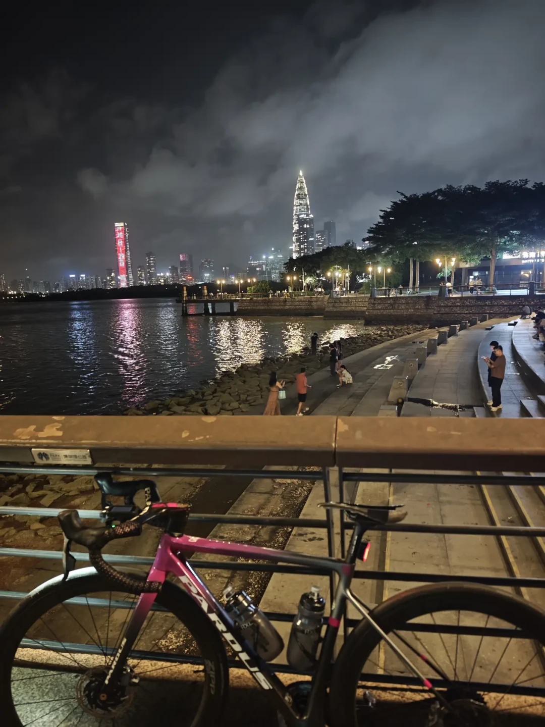 天黑越来越早,夜骑第一课变成了「别晃瞎别人」:855赞的尾灯帖吵出1163条、B站5款横评149到356元还吵出个手电党——我把两场骂战、五档价目和切线门道对了一遍,给天黑后还要骑车的车友排清前灯买哪档、尾灯怎么开不挨骂、哪笔钱纯属白花