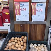 一边菜场喊"6块一斤一天一个价"、一边行业自报"2025全年均价才3块1、亏了11个月":我把2026鸡蛋的五层价盘、双节买蛋日历和囤蛋、传导、可生食三笔账拼了一遍——距中秋9天,这枚蛋先弄清你付的是哪一层的涨价