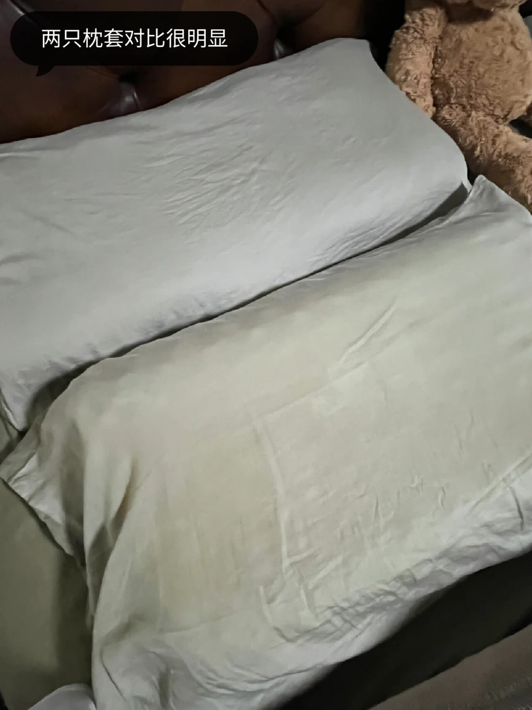 枕头发黄,别急着抄「双氧水+小苏打」,更别直接扔洗衣机:先分清油黄还是氧化黄,再看枕芯是化纤棉、乳胶还是记忆棉,决定局部处理、洗还是换
