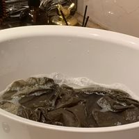 枕头发黄，别急着抄「双氧水+小苏打」，更别直接扔洗衣机：先分清油黄还是氧化黄，再看枕芯是化纤棉、乳胶还是记忆棉，决定局部处理、洗还是换
