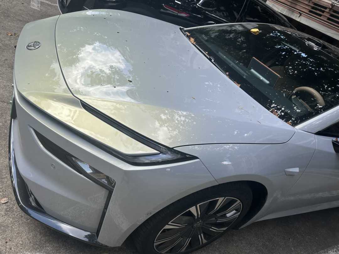 「自燃赔新车」「起火用户零责任」两周内接连刷屏，行业首个电池责任倡议也来了：金九银十下订电车前，先把「赔什么、凭什么赔、管到哪年」这三层条款拆开——年底260万辆电车脱保前，电池兜底比参数表更值得比