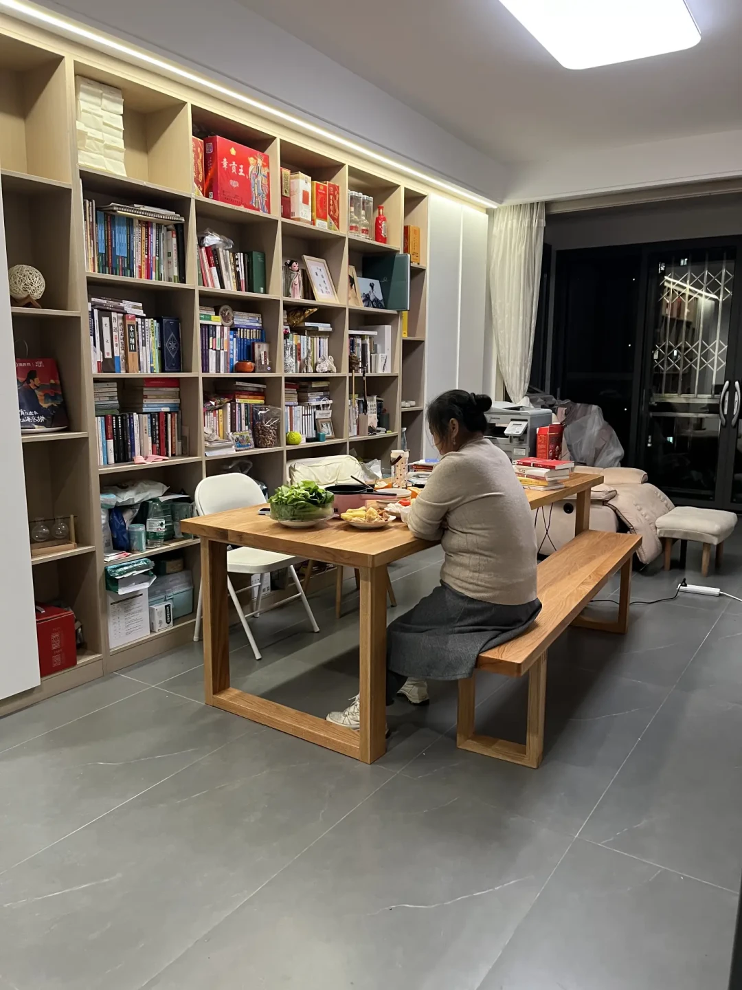一半晒「书墙+大长桌去电视中心化,4.7万赞说家变成图书馆」,一半哭「10万做双面满墙书柜,入住一年变办公室」:翻完4平台几百条去客厅化晒单帖、翻车实录和楼板承重警告楼,我把轻改和硬装的分界线、适不适合的三道自查、四档真实花销和开工前必问的5个问题理清了
