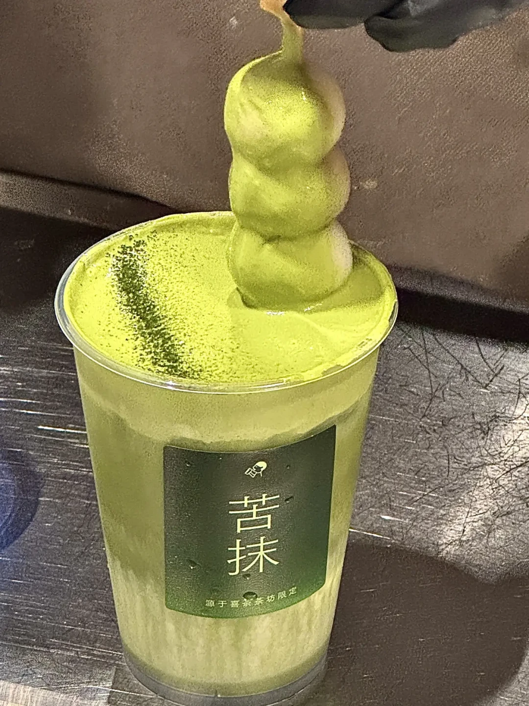 霸王茶姬带着CLOT联名今天上新抹茶杯,6.6万条评论里没一条聊味道:今秋的