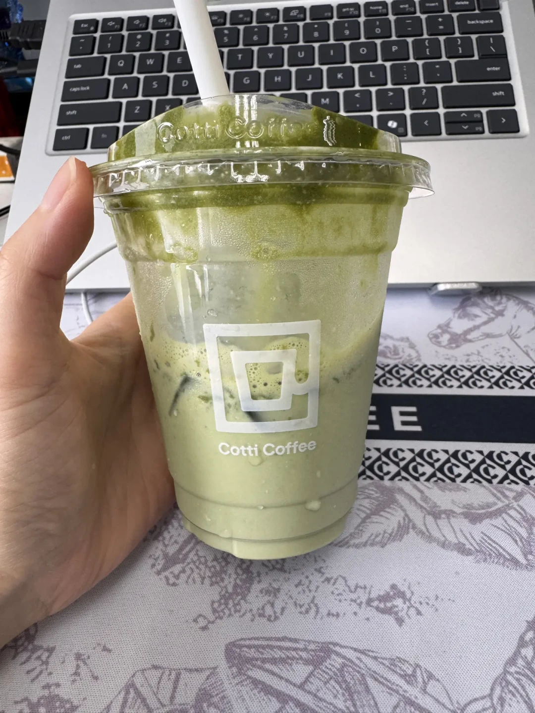 霸王茶姬带着CLOT联名今天上新抹茶杯,6.6万条评论里没一条聊味道:今秋的