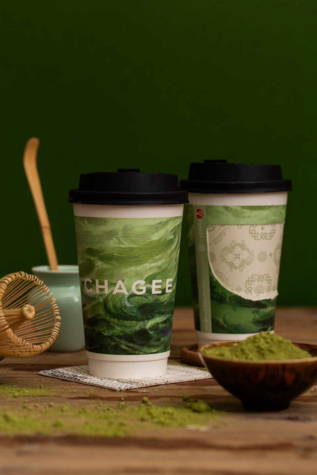 霸王茶姬带着CLOT联名今天上新抹茶杯,6.6万条评论里没一条聊味道:今秋的