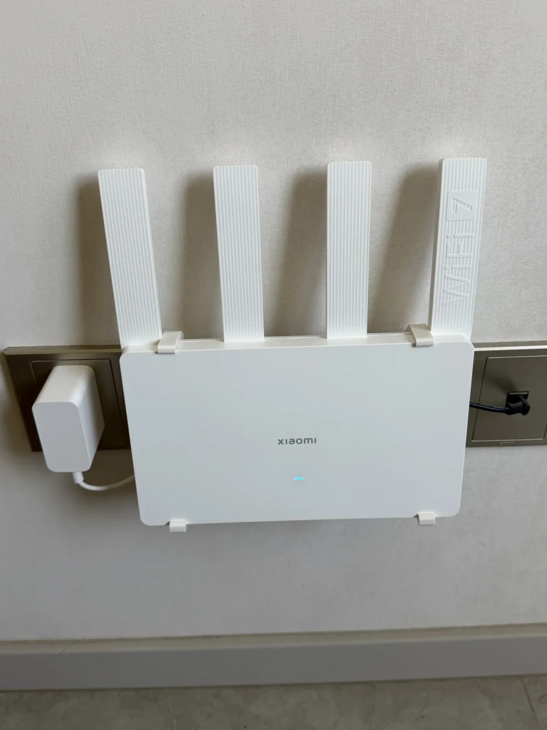 WiFi7跌到116元,该换掉家里的WiFi6吗?翻完“6500系列全丢包”的评论区爆料、“MLO休眠就断网”的实测记录和17年射频工程师的“国内残血版”判定:先查宽带和光猫,再从别换、换百元档、等6GHz里挑