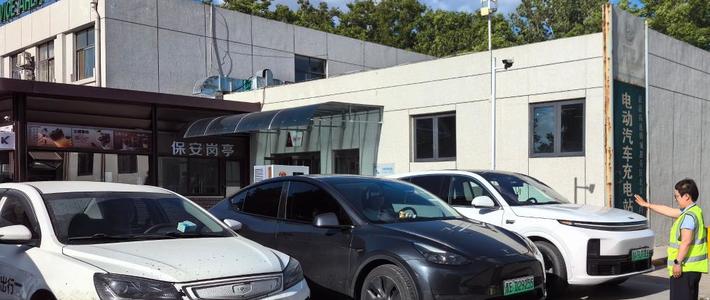 『电车跑长途最怕没电还是排队』？对完去年国庆516.9万次充电的账本、今年五一52.8%的需求增速对19%的充电枪增速，和河南刚投运的百座闪充站与年底2000座高速站目标的差别：距国庆15天，排队不会更轻松——纯电车主出发前把这三笔账算完，服务区硬等还是下高速跑2公里，预案怎么做