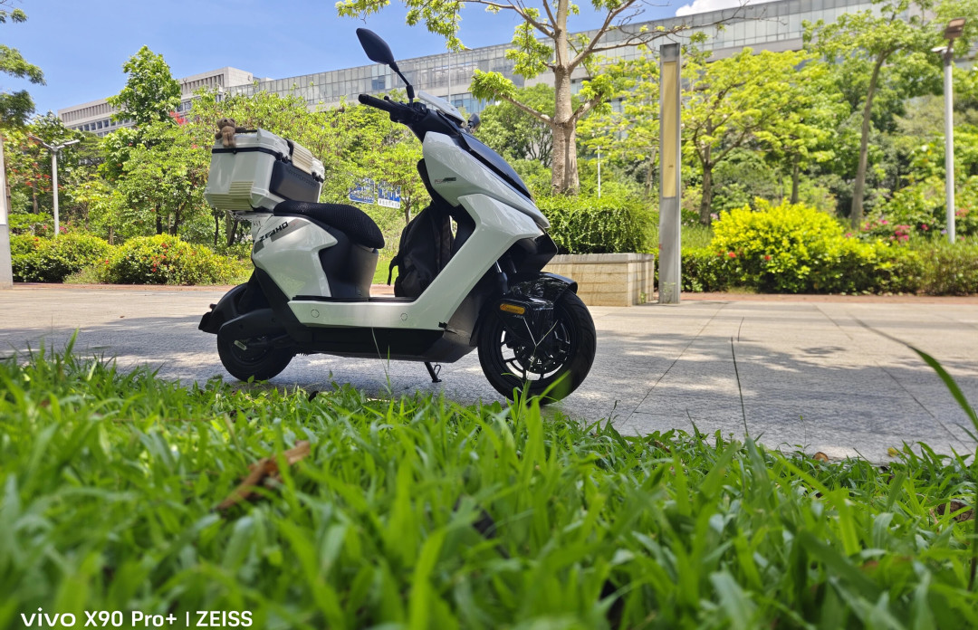 摩博会开锣还有3天,件厂先把“极核专用”新品做了出来:580元的电调大灯、可复算数据的减震实测、一圈拆一次的外壳,刚提车改装党的账我全摆在同一张桌上