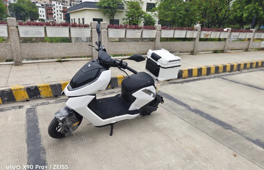 摩博会开锣还有3天,件厂先把“极核专用”新品做了出来:580元的电调大灯、可复算数据的减震实测、一圈拆一次的外壳,刚提车改装党的账我全摆在同一张桌上