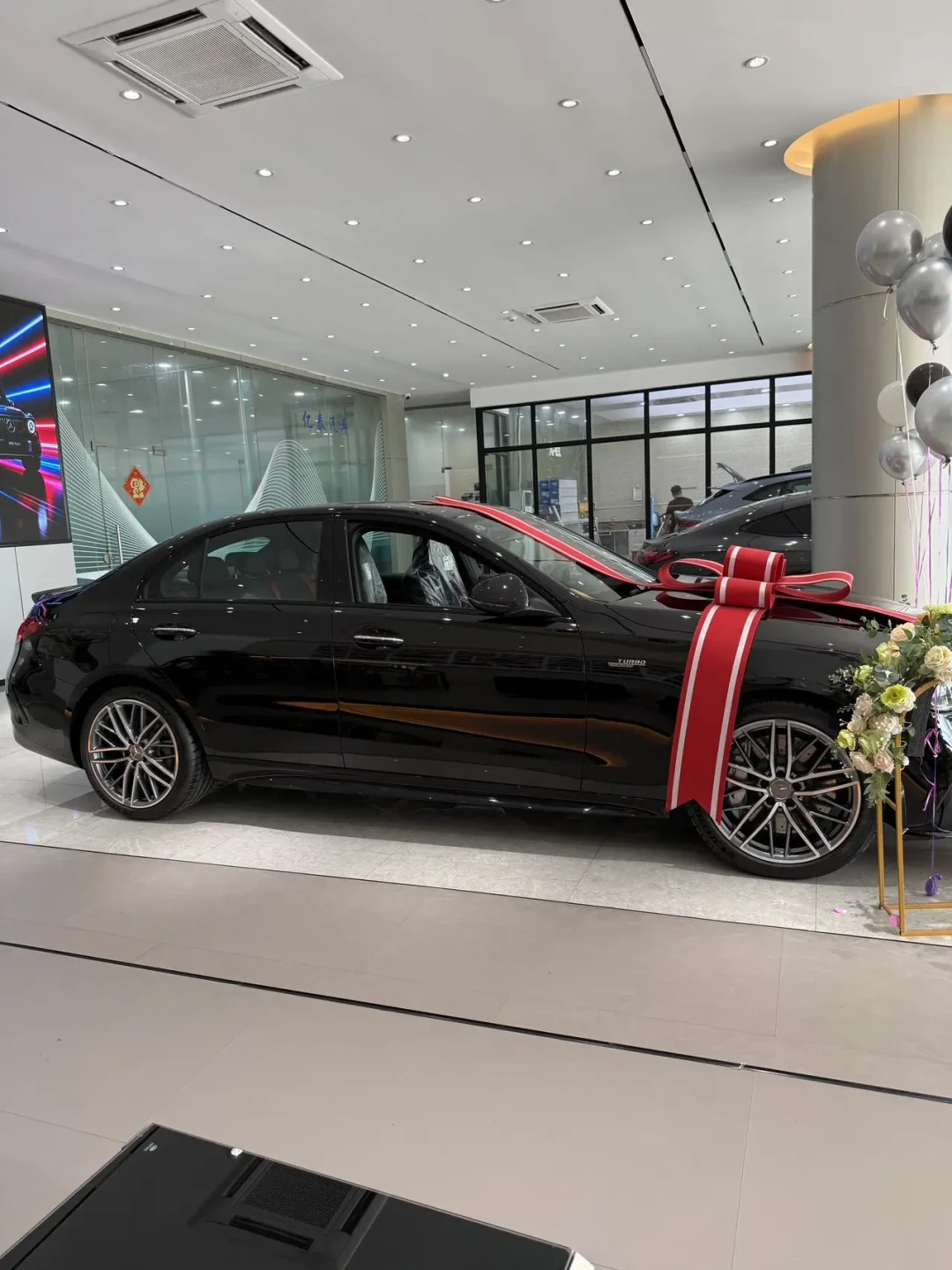 落地四十出头、V8只要三十万:方程S GT 23.99万上桌这天,我把这台“自卑”入门AMG的降价曲线、缸数和人群三本账摊开摆了一遍