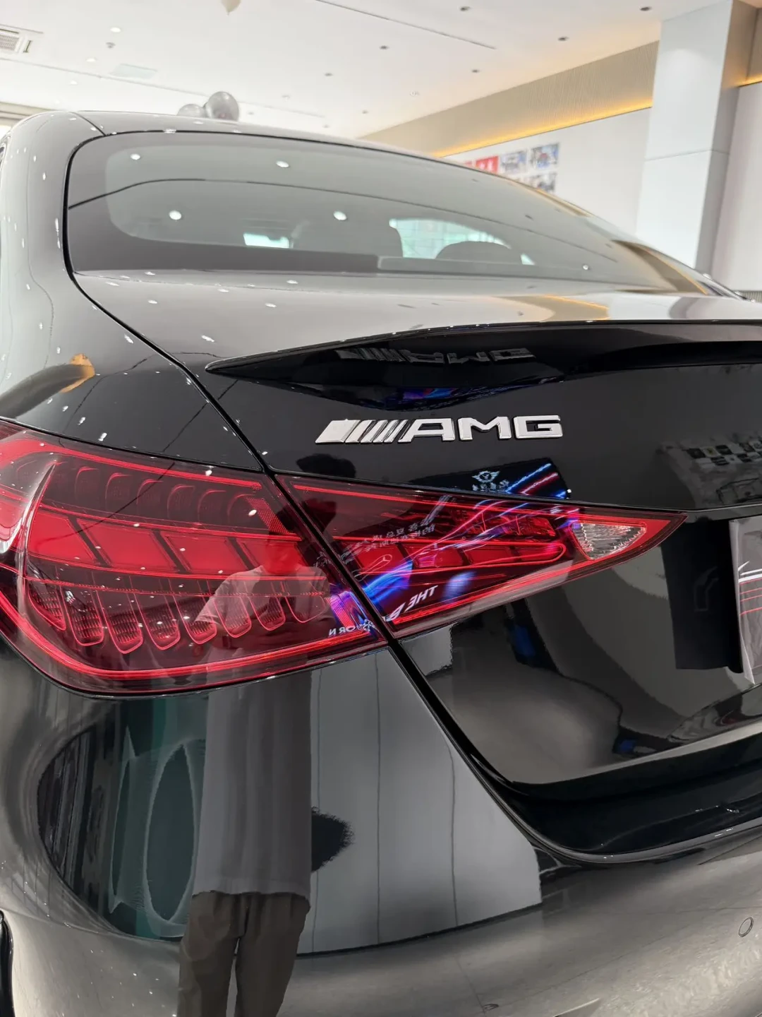 落地四十出头、V8只要三十万:方程S GT 23.99万上桌这天,我把这台“自卑”入门AMG的降价曲线、缸数和人群三本账摊开摆了一遍