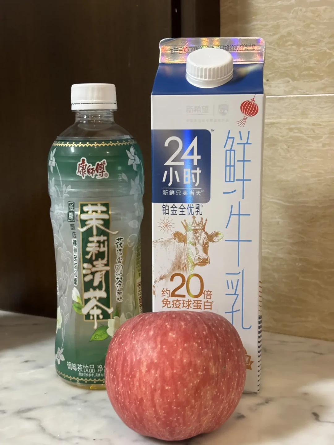 库迪蹭iPhone Duo开抽、喜茶苹果杯只到港新：今秋的苹果杯大战其实打了一年多——对完10家战况图、汁浆香精三档字典、乌龙失眠与果酱糖两本账和5块钱的自制路线，这杯怎么喝，理清了