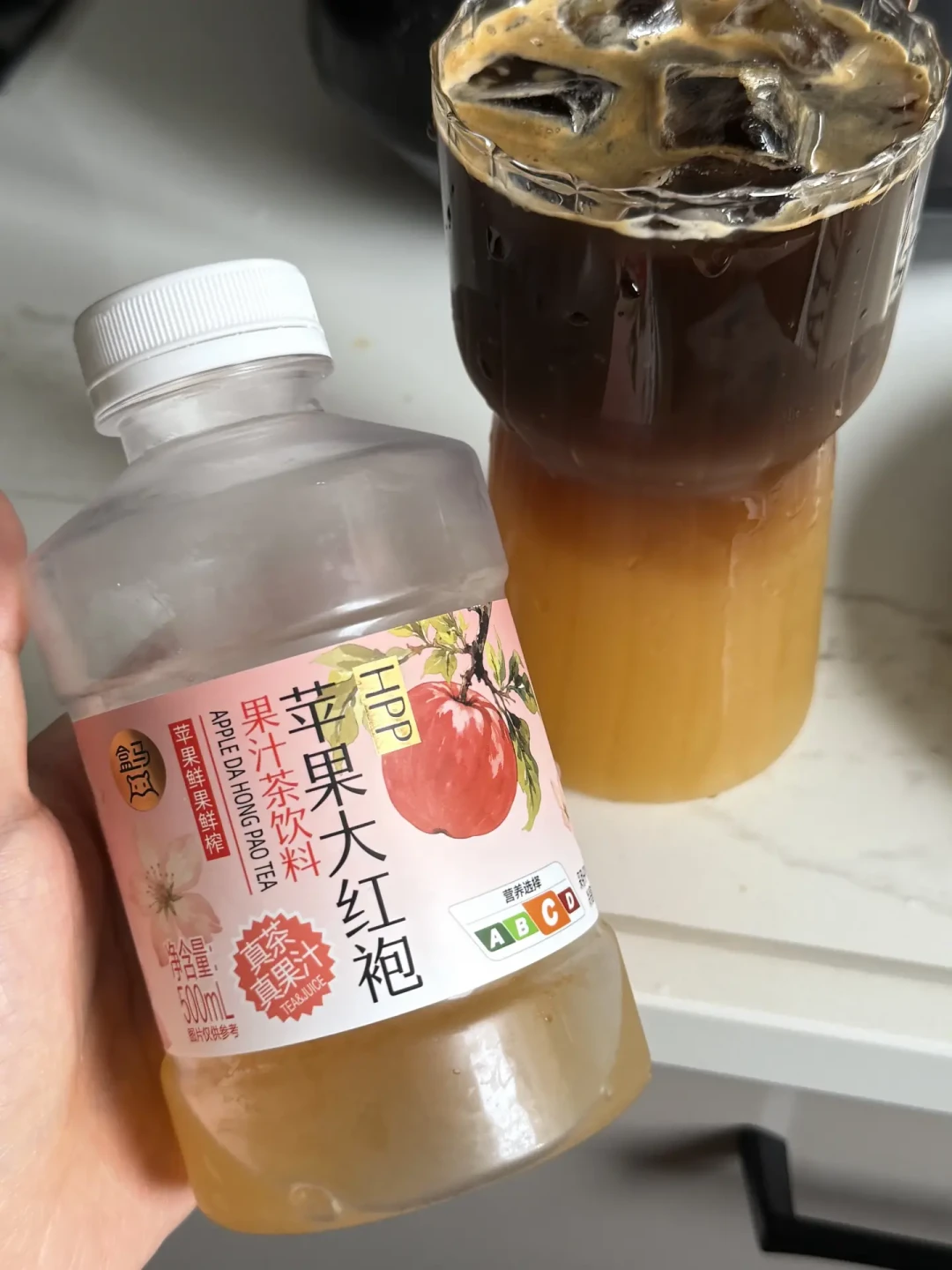 库迪蹭iPhone Duo开抽、喜茶苹果杯只到港新：今秋的苹果杯大战其实打了一年多——对完10家战况图、汁浆香精三档字典、乌龙失眠与果酱糖两本账和5块钱的自制路线，这杯怎么喝，理清了
