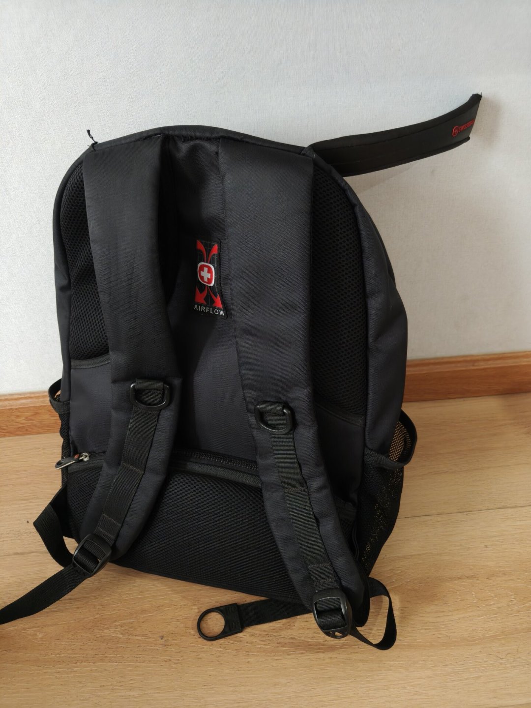 背TUMI的都是同行:我把工控、销售、咨询的4条包帖对完账,这件3千块的「工装」其实按岗位分家