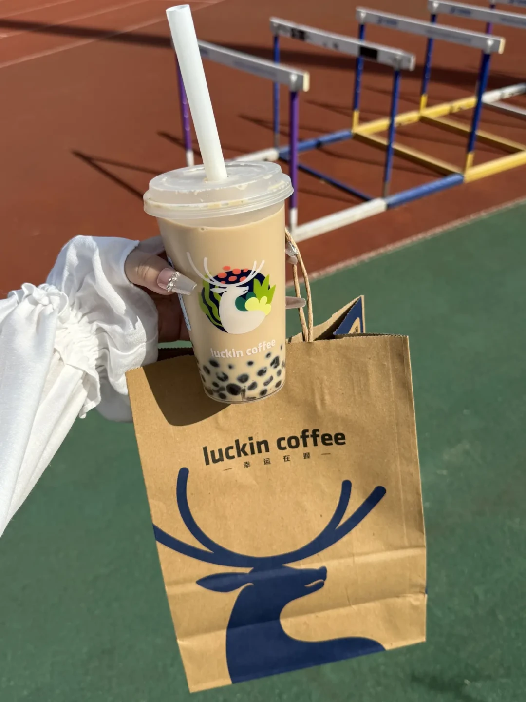 瑞幸第一杯珍珠奶茶凭什么只卖学生?黑糖珍珠牛乳茶校园店限定:9块9、不加糖也甜,打工人先看完这三点再决定托谁带