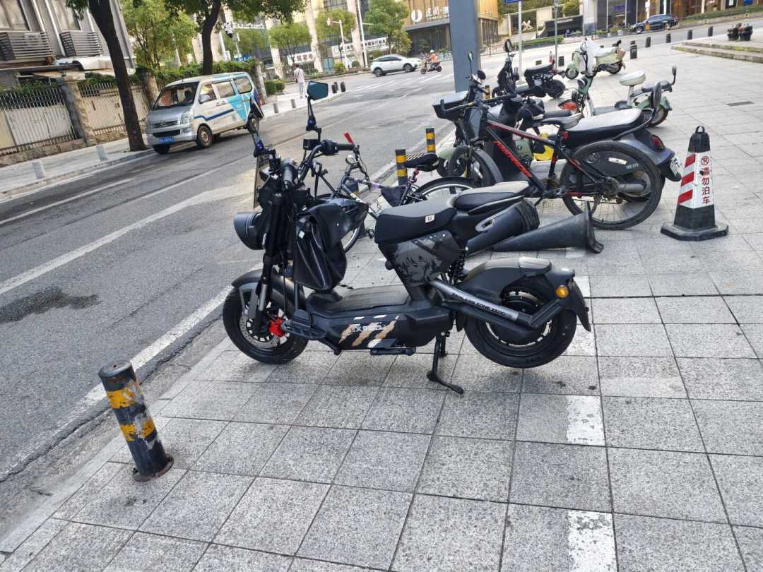 官网下架、传停产、电摩款堆在店里:翻完雅迪×绝区零九月的现货帖、定金纠纷和品控吐槽,观望的人付钱前把这三笔账算清