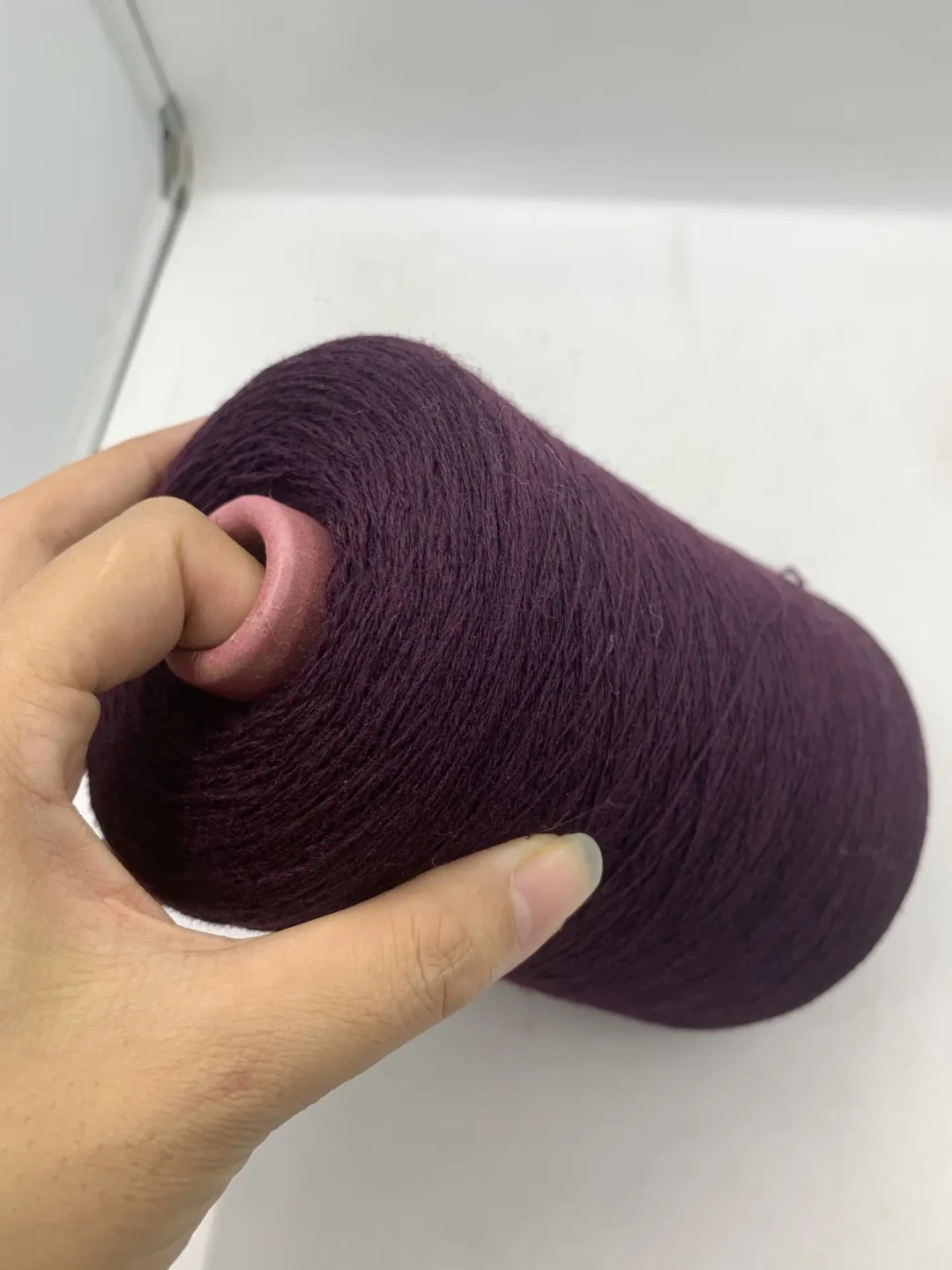 羊毛涨价终于烧到羊绒柜台：今秋吊牌同写15.5微米，一半是天花板一半是及格线，对好这张表再决定买谁