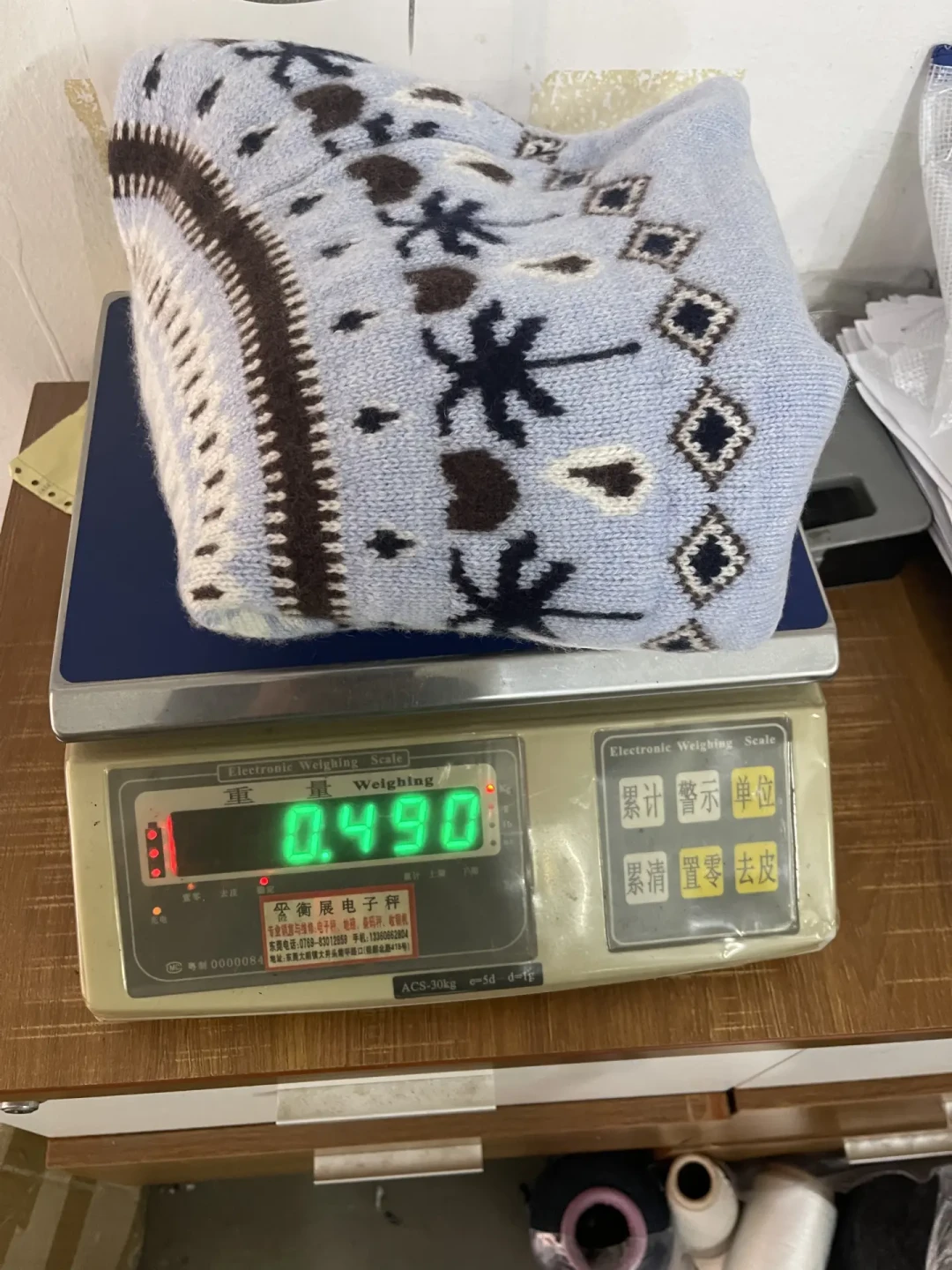 羊毛涨价终于烧到羊绒柜台：今秋吊牌同写15.5微米，一半是天花板一半是及格线，对好这张表再决定买谁