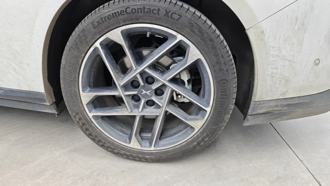 XC7胎侧装车特写