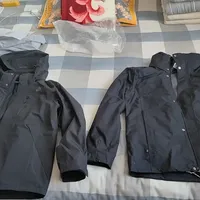 上架第二天卖出两万多件、一周就被同行团购复制：对完90条评论、两版“冲锋衣国标”和一批执行标准口令，这波卖给游客的“冲锋衣”是样子题，不是膜题