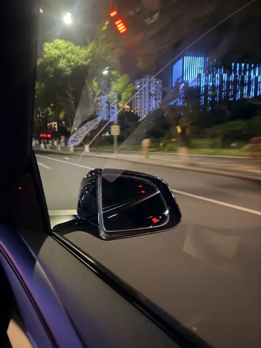 八套龙膜侧窗作业没一套全车同色:对完五类夜间反馈和一个