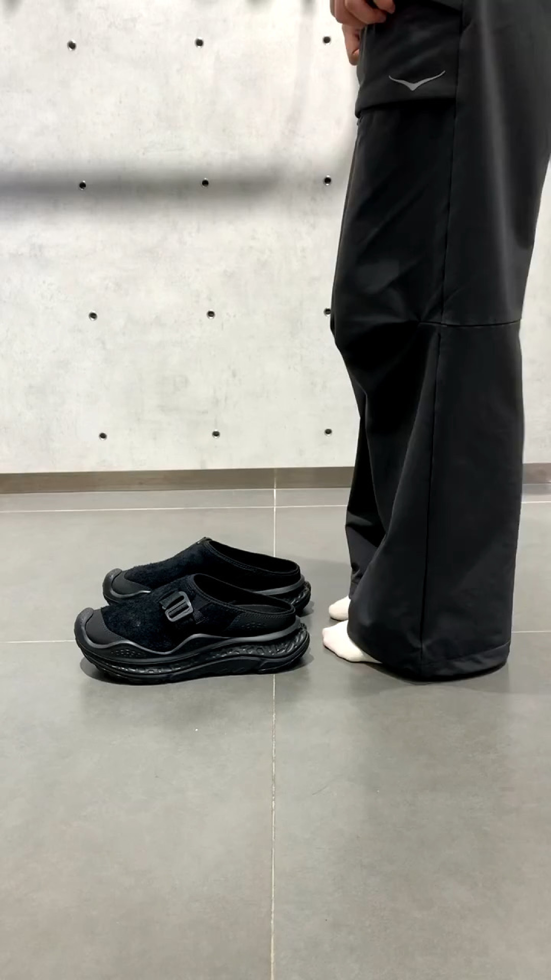 去年断码的HOKA“毛毛虫”回来了:门店码全、官旗未挂,199到499这三档先分清再掏钱
