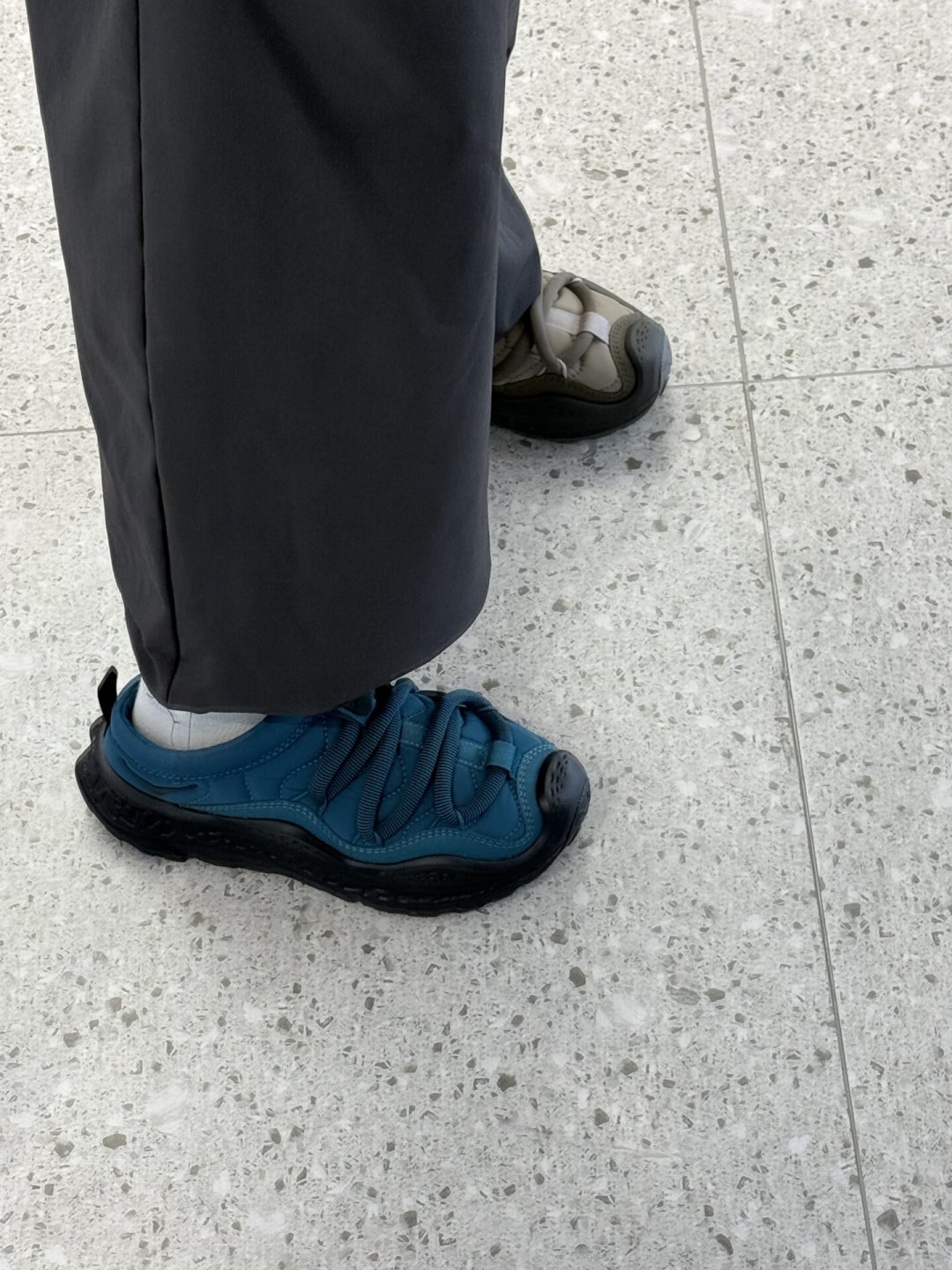 去年断码的HOKA“毛毛虫”回来了:门店码全、官旗未挂,199到499这三档先分清再掏钱