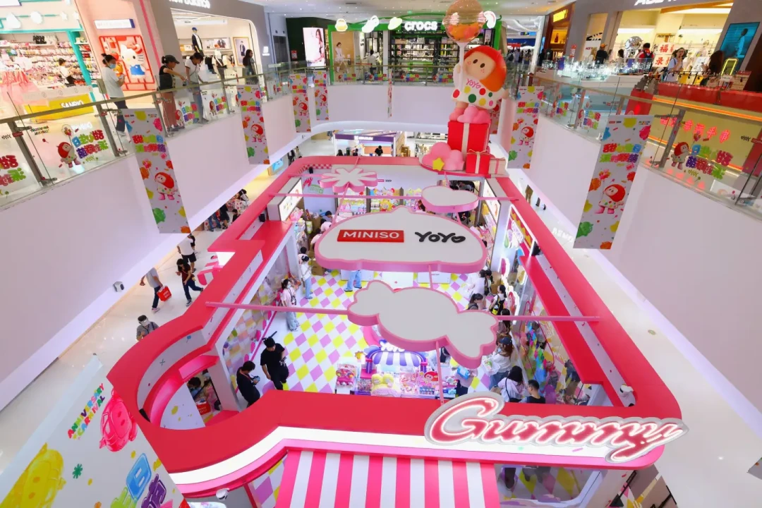 「29元的小物件，单月卖到2个亿」：YOYO卖爆了，名创优品股价却年内腰斩——8月全球2亿、玩总5联名首月破亿、15个月铺进53国，对上销售费用+39.6%、Q2亏2.92亿、市值差泡泡玛特9倍，只想买可爱的、正在集娃换娃的、想囤货赌升值的，三笔账分开算