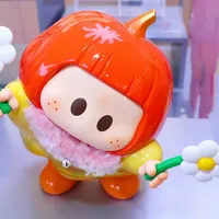 「29元的小物件，单月卖到2个亿」：YOYO卖爆了，名创优品股价却年内腰斩——8月全球2亿、玩总5联名首月破亿、15个月铺进53国，对上销售费用+39.6%、Q2亏2.92亿、市值差泡泡玛特9倍，只想买可爱的、正在集娃换娃的、想囤货赌升值的，三笔账分开算