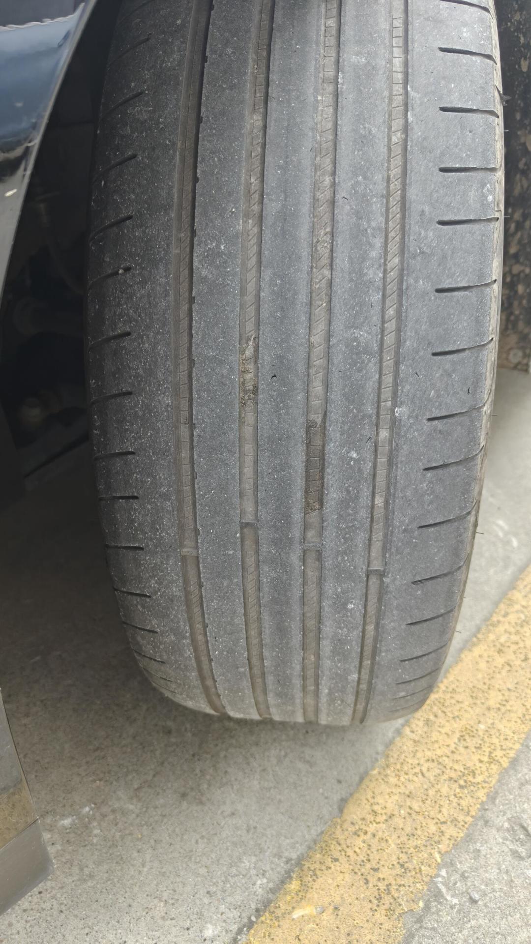 第一批汉车主想回原厂马牌MC6,被门店告知“MC6不多了,现在都MC7”:对完228条评论的内侧磨损实录、450到1780的价签梯队和“一下雨就打滑”的反证,换胎窗口这么走