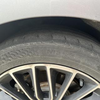 第一批汉车主想回原厂马牌MC6,被门店告知“MC6不多了,现在都MC7”:对完228条评论的内侧磨损实录、450到1780的价签梯队和“一下雨就打滑”的反证,换胎窗口这么走