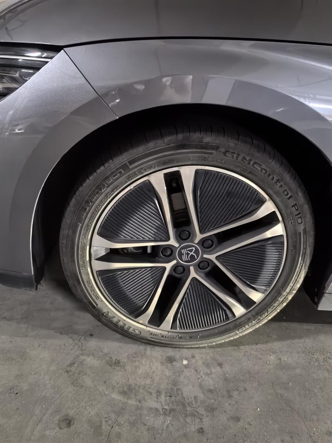 第一批汉车主想回原厂马牌MC6,被门店告知“MC6不多了,现在都MC7”:对完228条评论的内侧磨损实录、450到1780的价签梯队和“一下雨就打滑”的反证,换胎窗口这么走