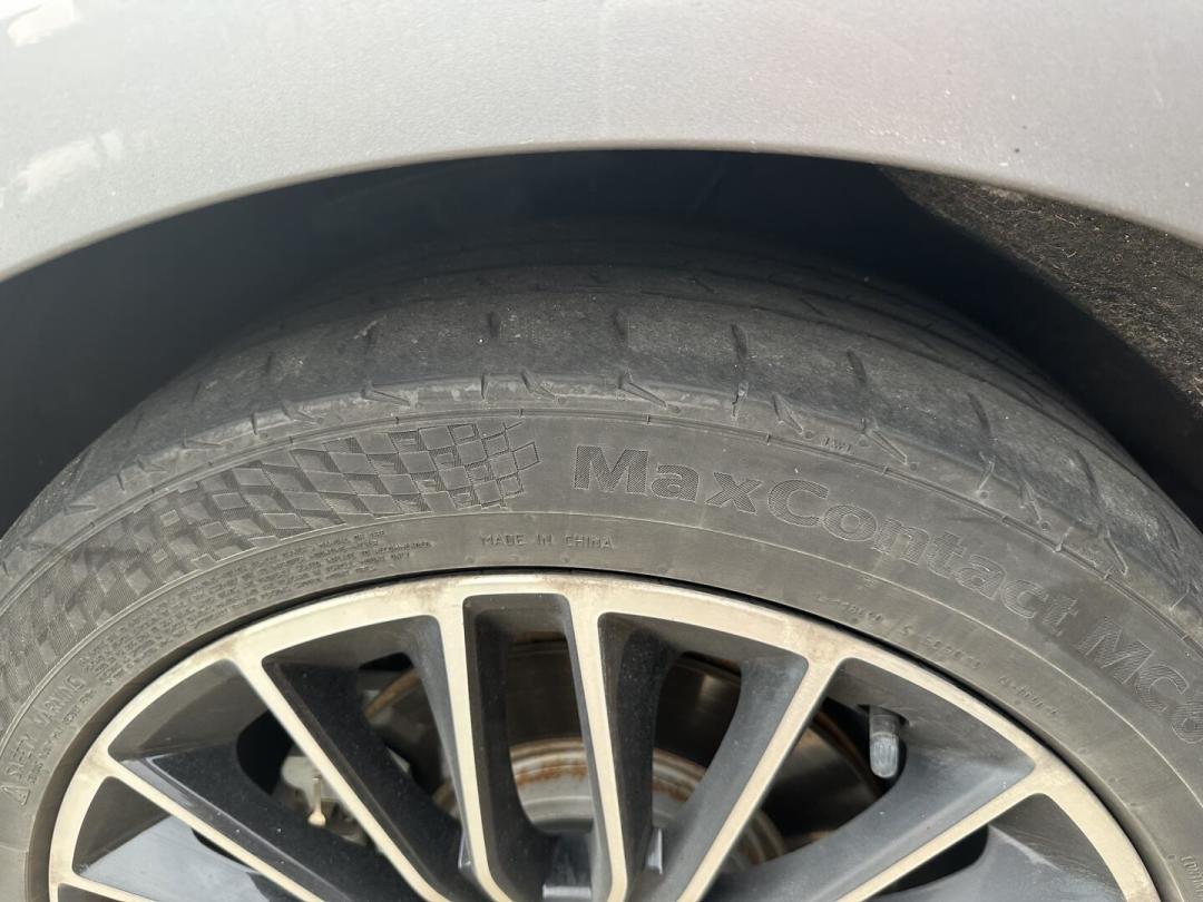 第一批汉车主想回原厂马牌MC6,被门店告知“MC6不多了,现在都MC7”:对完228条评论的内侧磨损实录、450到1780的价签梯队和“一下雨就打滑”的反证,换胎窗口这么走