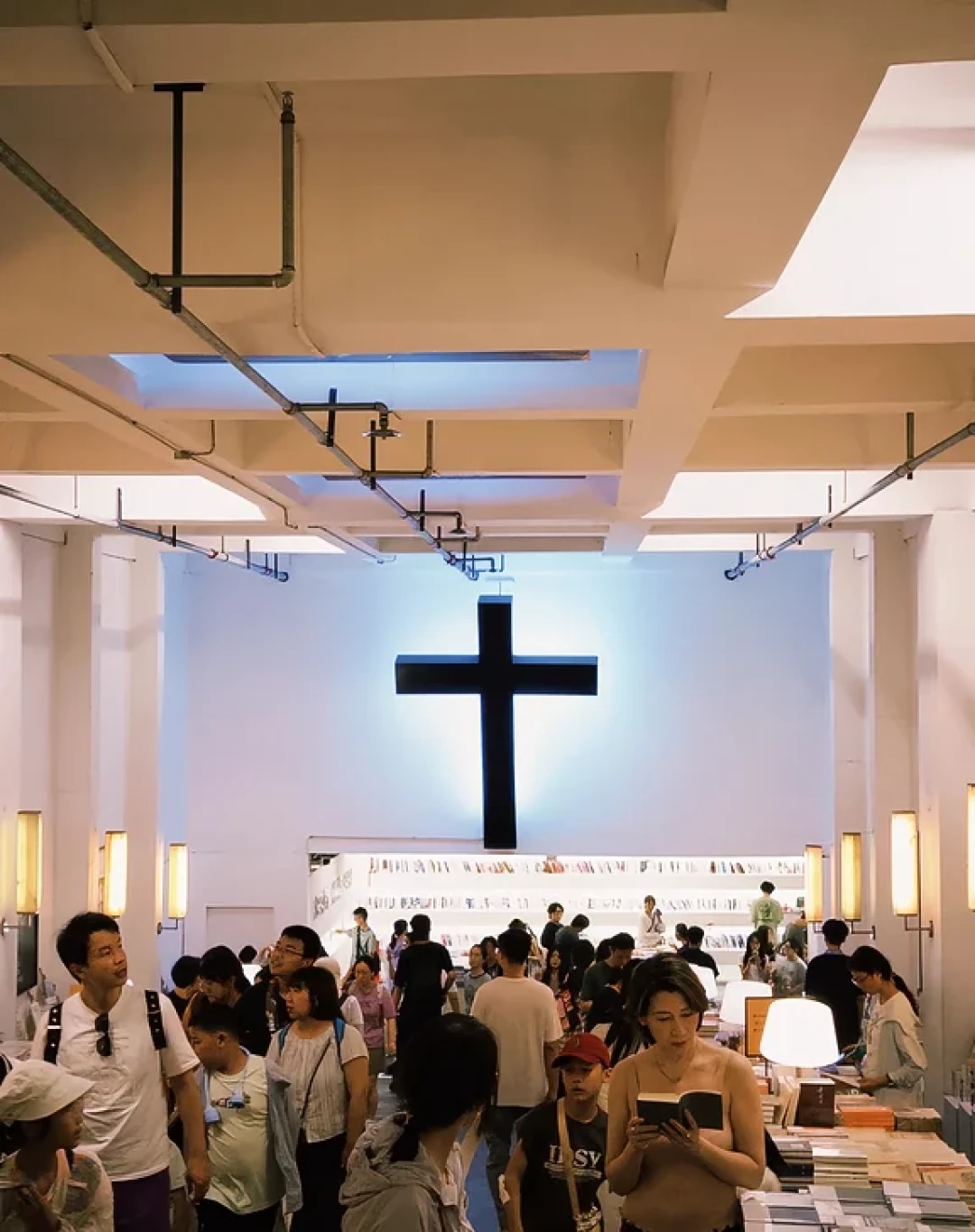 余秀华同一场签售说了两句话,两拨人各转发一半:「人类灭亡」原话200字、AI写不出她的疼、新书不是诗集、那句