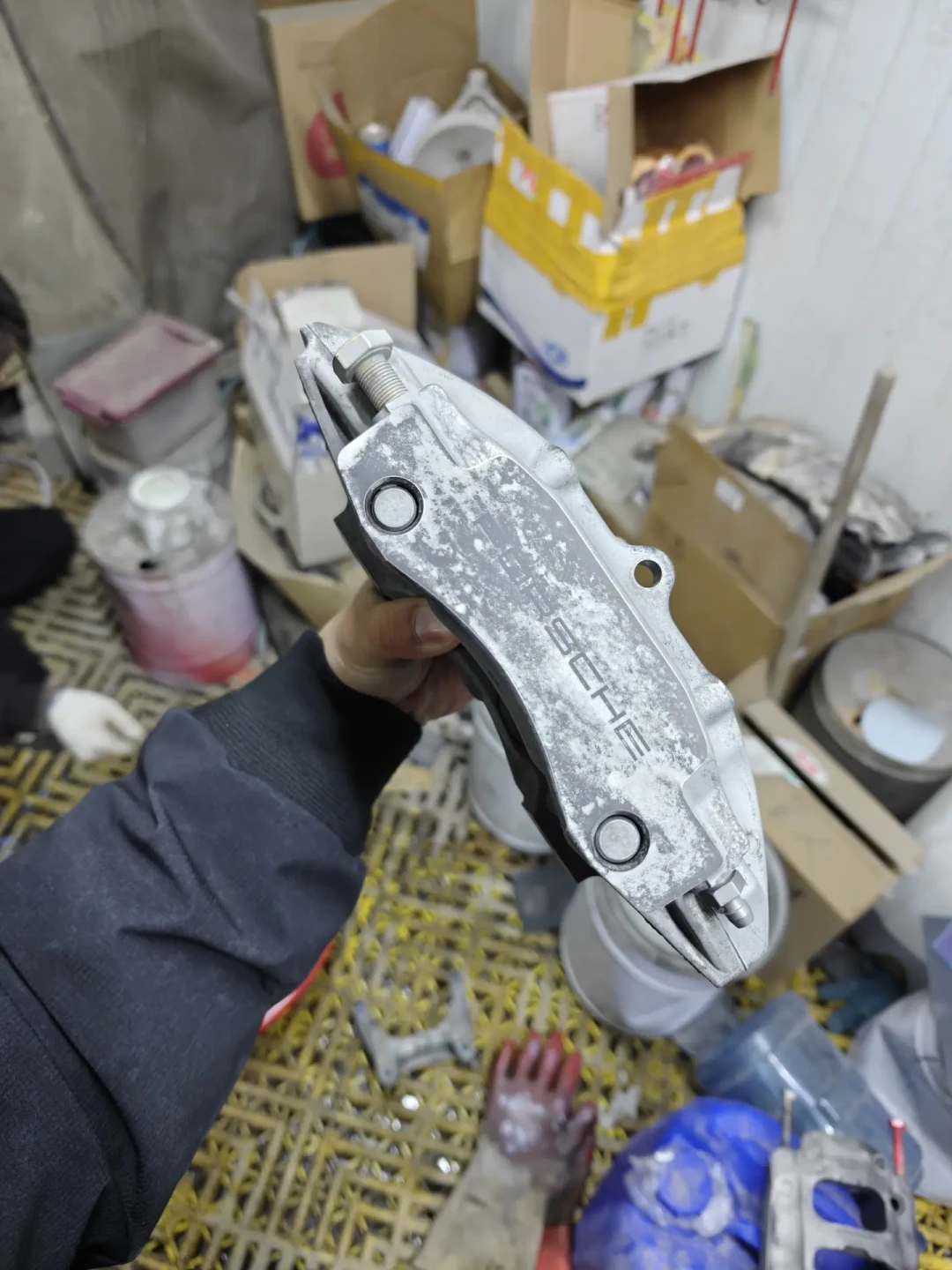 2500人收藏的电解除锈爆款帖,缺了一句关键提醒:弹簧、高强螺栓、铝件别进槽——老车拆车件除锈,先过材质、功能、返锈、成本4道关,再在5条路线里挑