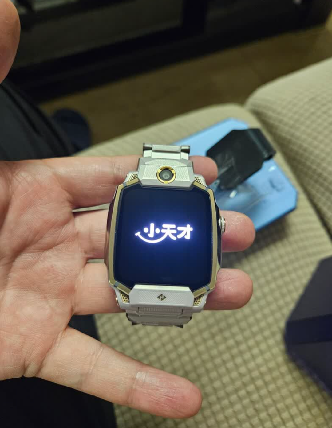 门店说的“明年就能跨品牌加好友”,我对着GB46859原文和两次门店调查核完了:儿童手表的墙有三层,新国标只拆了最薄的那一层
