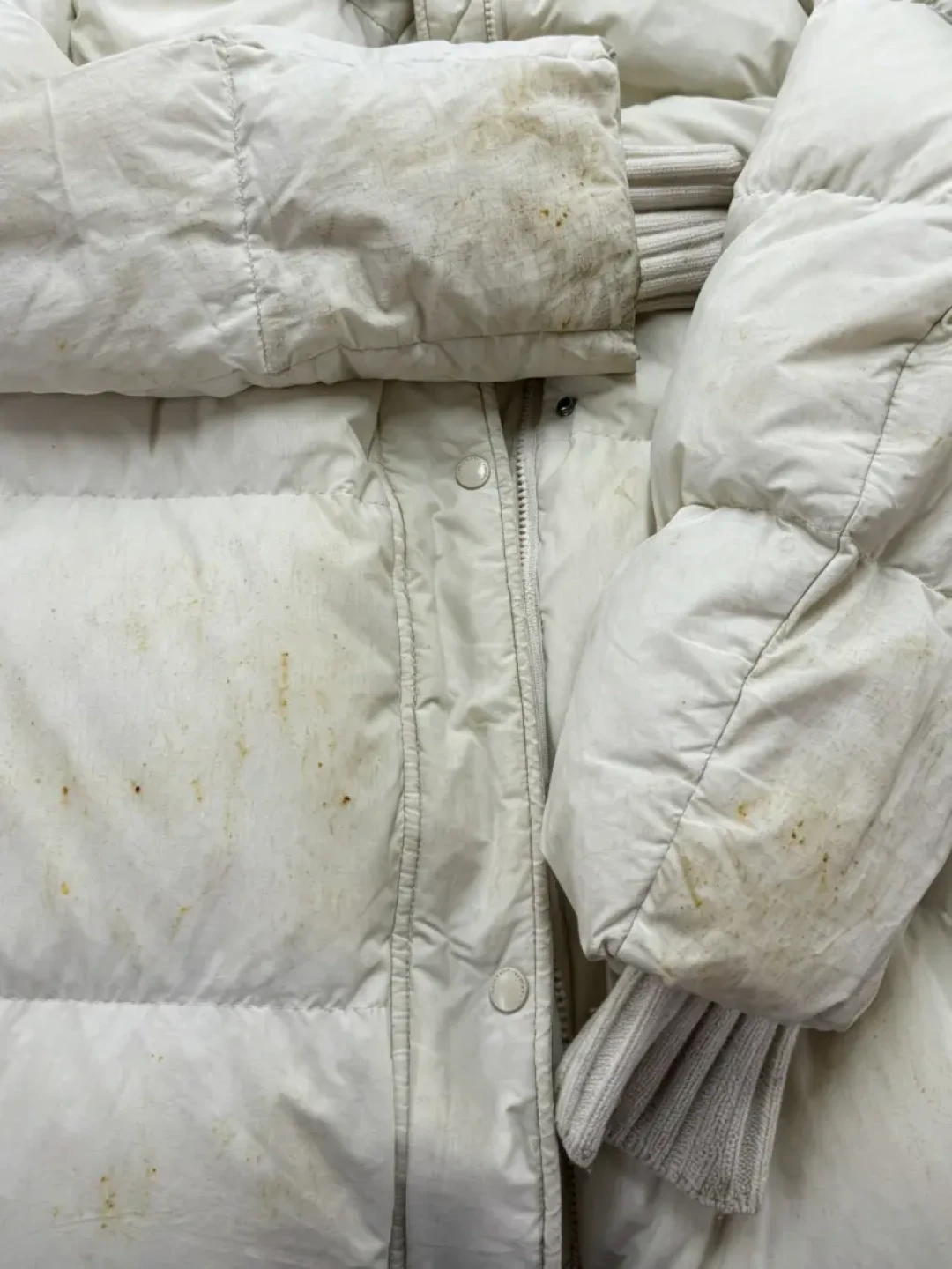 火锅油溅到衣服上？别急着冲水龙头，更别抄爆炸盐乱泡：先分清纯油还是红油，再看是普通面料、羽绒还是真丝，决定干涂、溶油还是晒