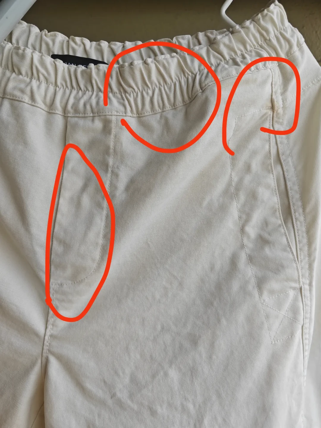 火锅油溅到衣服上？别急着冲水龙头，更别抄爆炸盐乱泡：先分清纯油还是红油，再看是普通面料、羽绒还是真丝，决定干涂、溶油还是晒