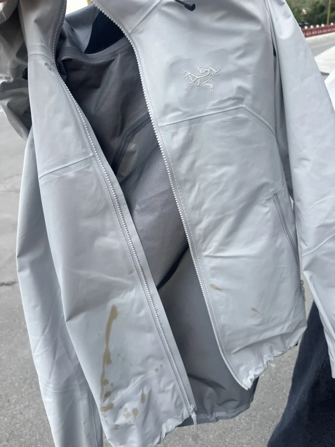 火锅油溅到衣服上？别急着冲水龙头，更别抄爆炸盐乱泡：先分清纯油还是红油，再看是普通面料、羽绒还是真丝，决定干涂、溶油还是晒