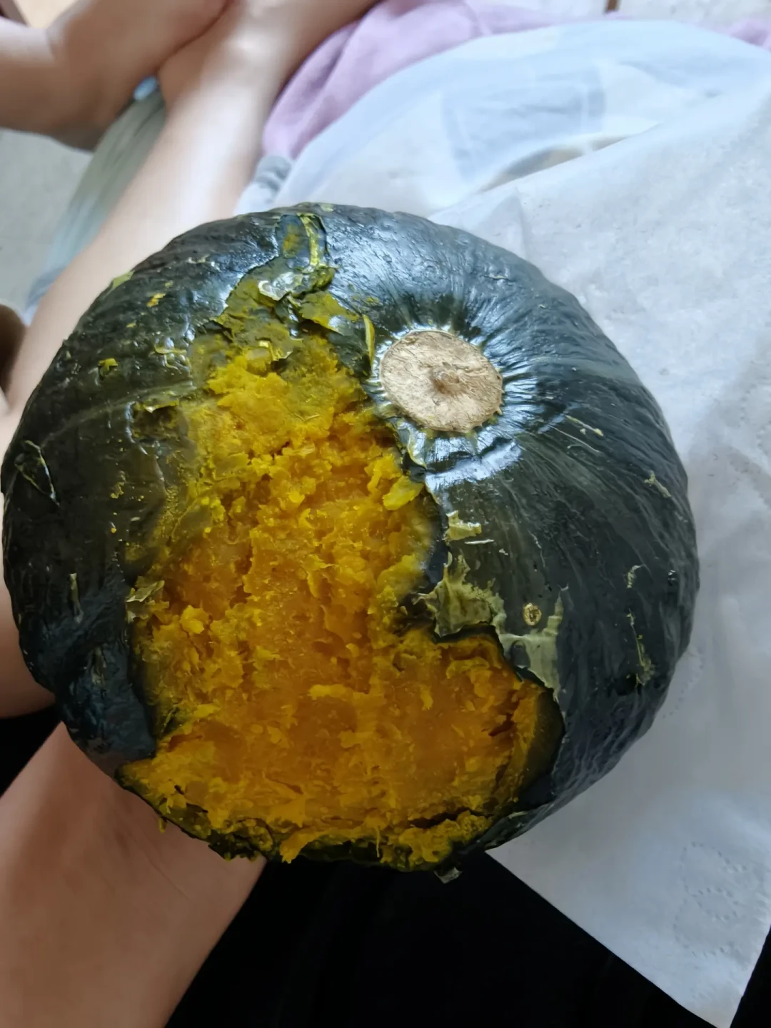 买过三次贝贝南瓜三种口感:3块一个「水得像假货」,9块9的才粉成板栗糕——「水」顶多是交学费,「苦」是毒素信号:吐掉、漱口、整瓜扔;昨天苦丝瓜毒倒七旬夫妇的热搜,这个绿皮小瓜一样适用;买前认准「扁圆带棱、蒂凹、压手」,买回先放阴凉处糖化十天再蒸