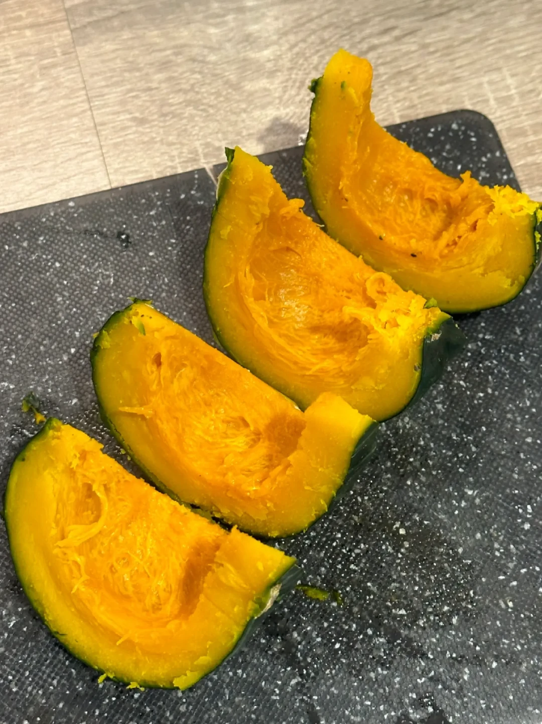 买过三次贝贝南瓜三种口感:3块一个「水得像假货」,9块9的才粉成板栗糕——「水」顶多是交学费,「苦」是毒素信号:吐掉、漱口、整瓜扔;昨天苦丝瓜毒倒七旬夫妇的热搜,这个绿皮小瓜一样适用;买前认准「扁圆带棱、蒂凹、压手」,买回先放阴凉处糖化十天再蒸