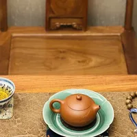 距中秋9天，家里的"茶桌上位仗"开打：一半人撤掉茶几把茶桌捧上C位，一半人发帖说茶桌是"照妖镜"——对完6平台约300条结果里直接谈家用茶桌/阳台茶角的约120条、微博热搜原帖13687赞1139评、小红书5条高热帖评论区合计约1900条、知乎正反4个立场问题，3个派系1张谱系、6句说法逐句判、1张路线×条件表、1张三档预算账、3类人行动卡、5条红线，中秋家宴开席前一次说清