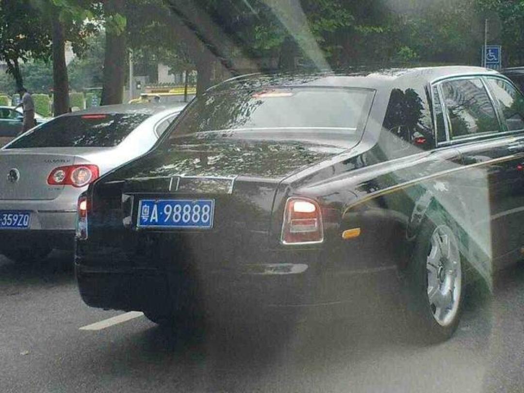 111轮举牌后的理想、只有一人报名的150辆网约车、先被拆牌的劳斯莱斯:这轮法拍车算的是三本账