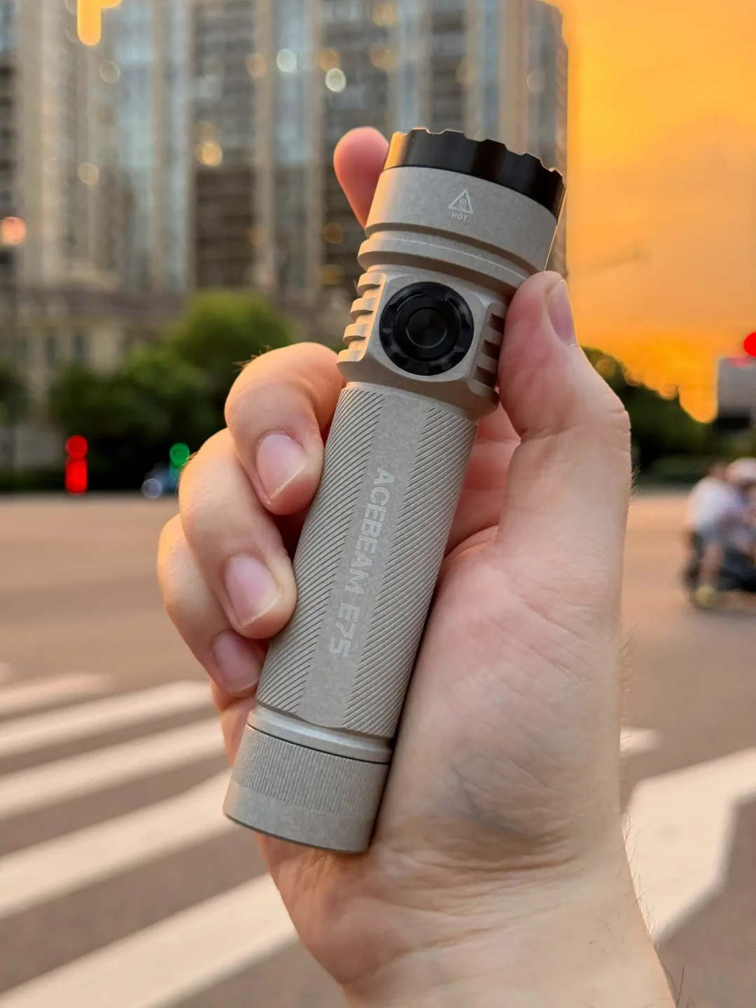 人手一只E75?先算清版本账:25种皮肤、三种灯珠、200块价位的手电,买明白再买