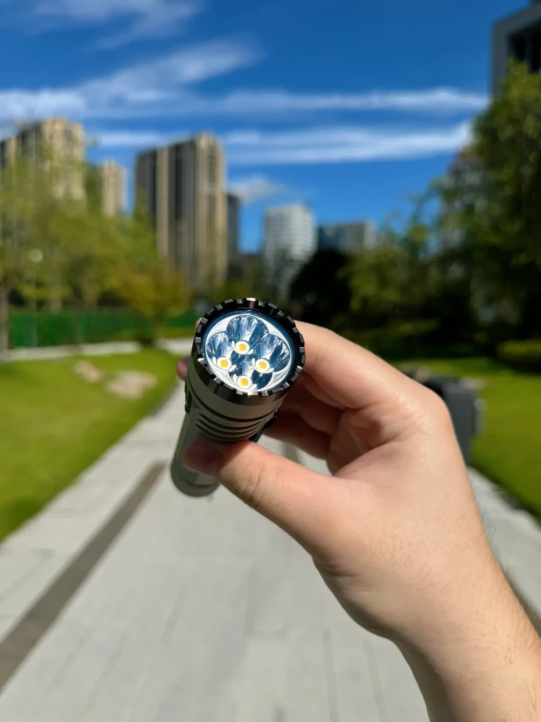 人手一只E75?先算清版本账:25种皮肤、三种灯珠、200块价位的手电,买明白再买