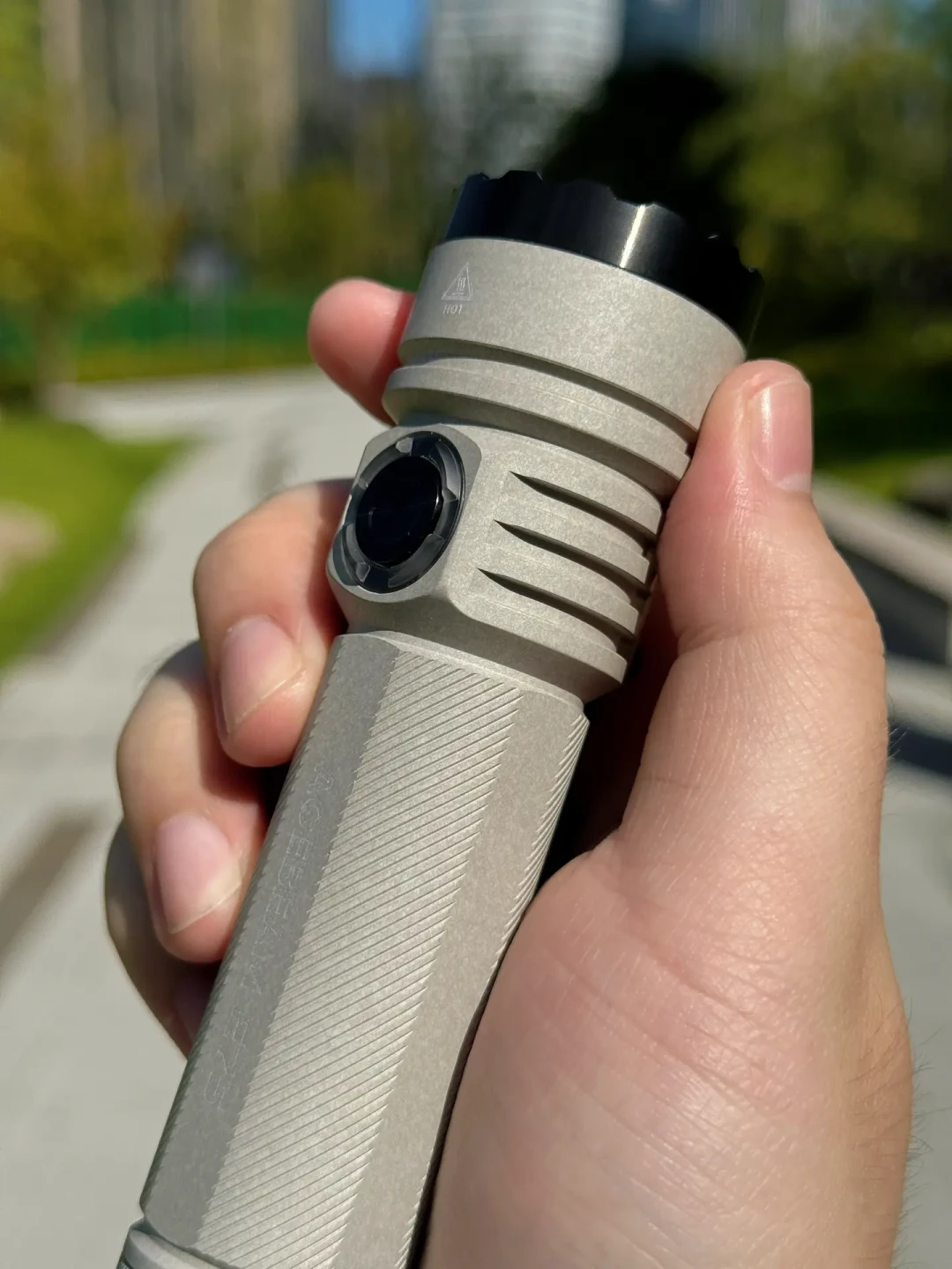 人手一只E75?先算清版本账:25种皮肤、三种灯珠、200块价位的手电,买明白再买
